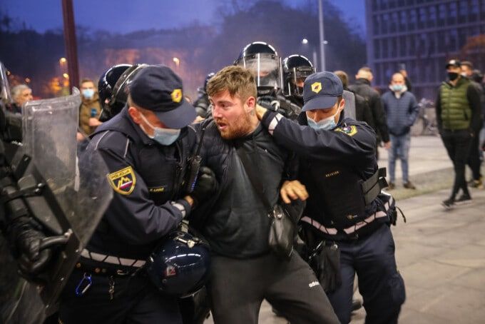 В Словении прошли столкновения противников карантинных мер с полицией.