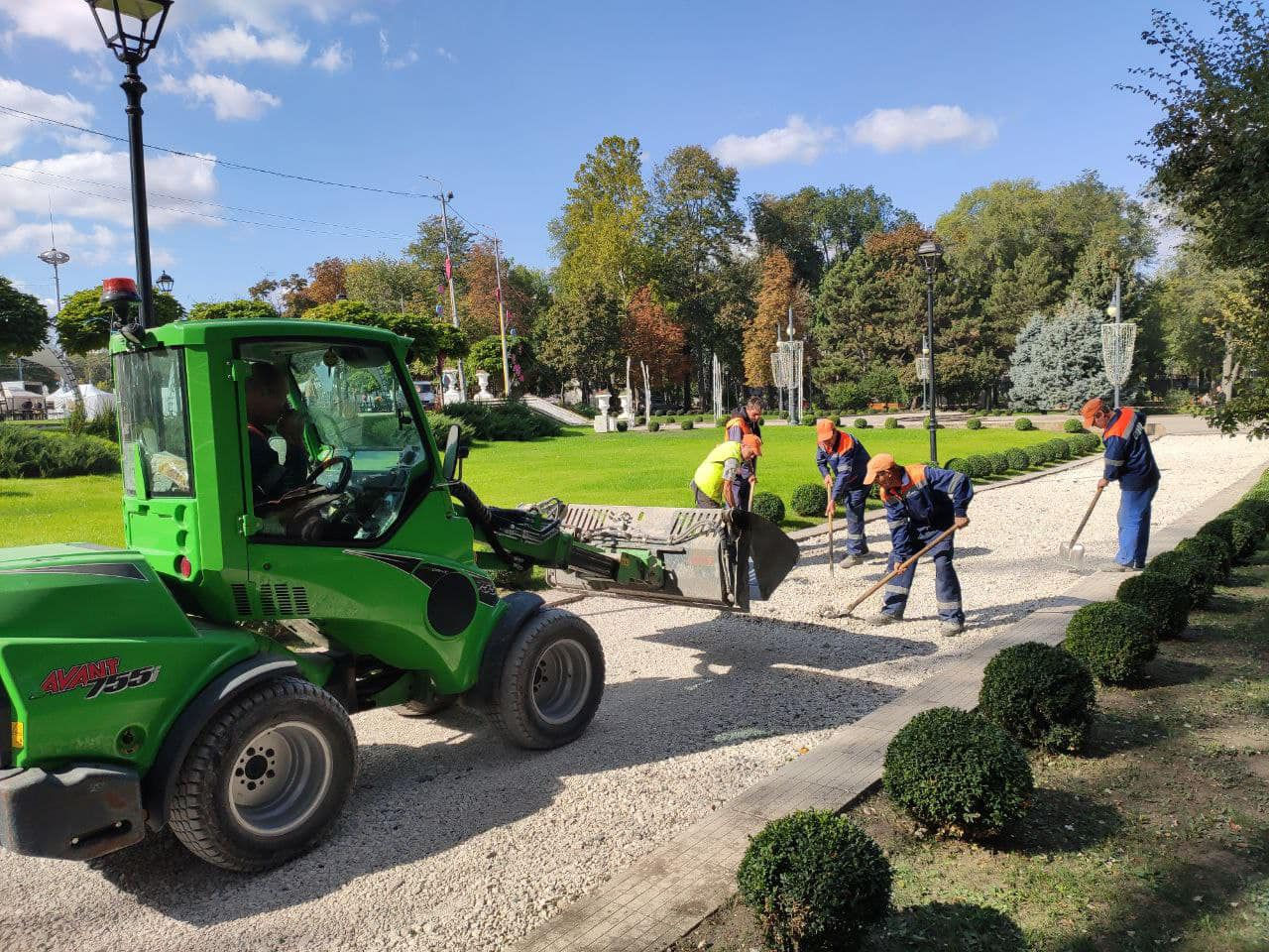 Благоустройство сквера Рождественского собора близится к завершению.