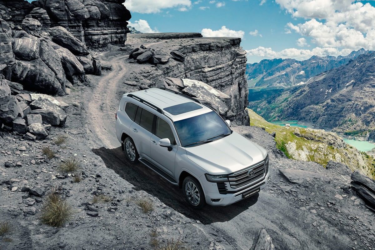 Японская компания Toyota представила новый внедорожник Land Cruiser 300.