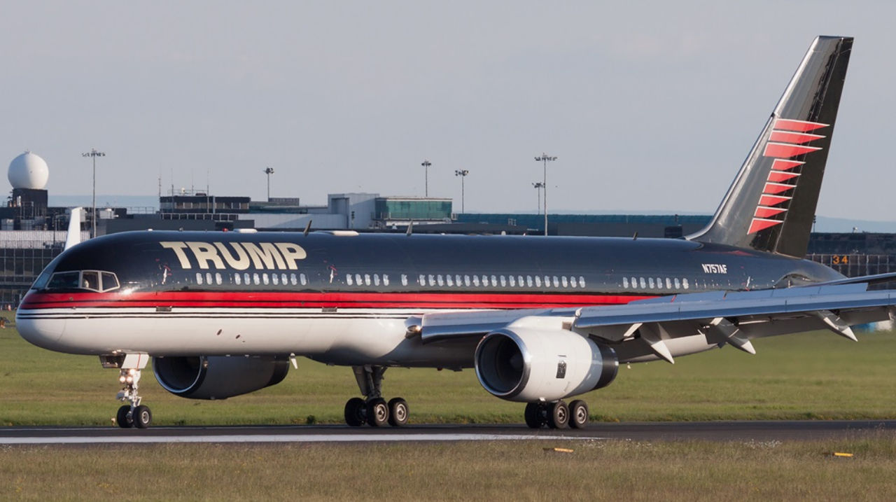 Самолет Трампа совершил аварийную посадку из-за технической неисправности.