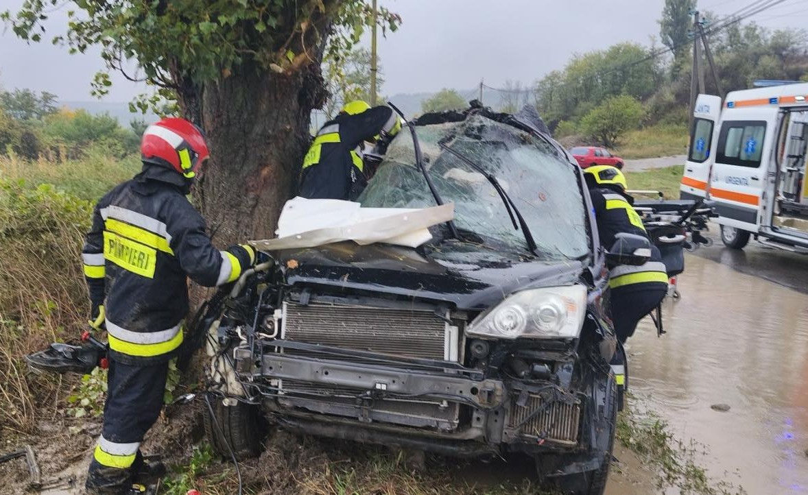 Accident la Căușeni: Doi bărbați, transportați la spital după ce mașina în care se aflau s-a lovit de un copac.