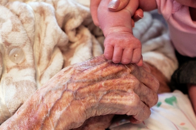 Fotografia a fost realizată cu ocazia zilei de naştere a lui Mollie Wood, care a împlinit 111 ani în aprilie.