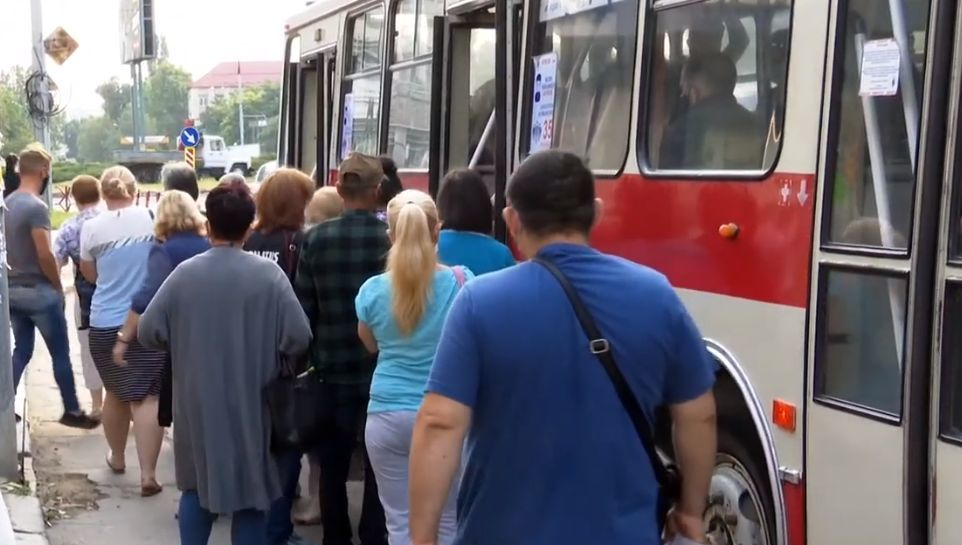 В разгар эпидемии транспорт в Кишиневе переполнен.
