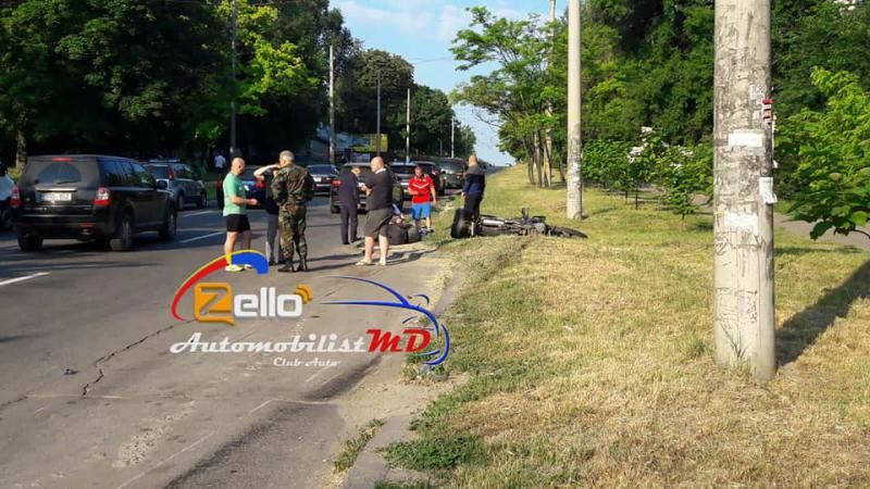 Утреннее ДТП в столице: в больницу доставлен 32-летний мотоциклист.