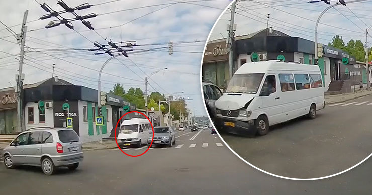 В Кишиневе произошло ДТП с участием микроавтобуса.