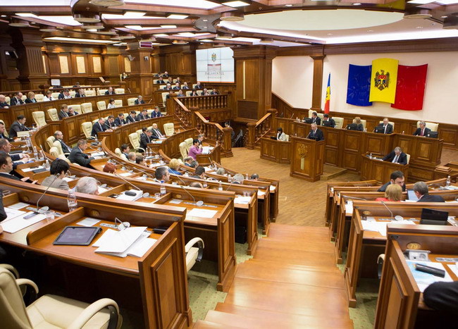 Gesturile stângace au putut fi observate chiar la începutul şedinţei de constituire a Legislativului.