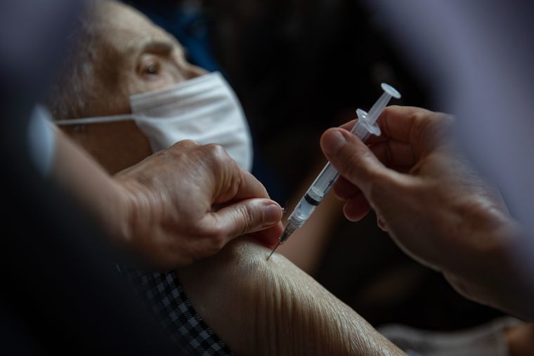 В Молдове более трехсот человек заболели COVID-19 после вакцинации первой дозой.