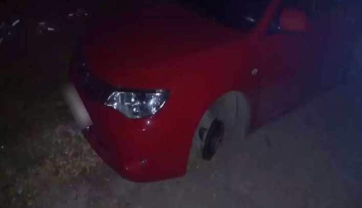 Полицейские обнаружили на земле скрученные колеса с машины Subaru.