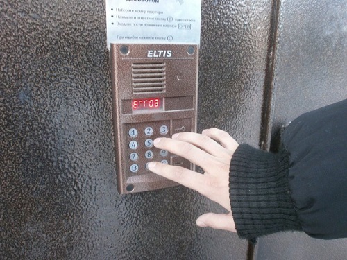 Самый простой домофон в среднем обходится в 200 леев с квартиры.