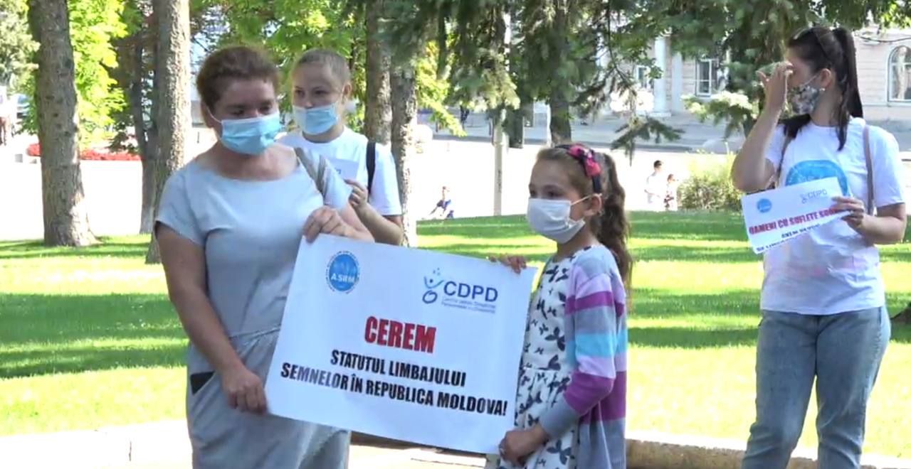 Школьники с нарушением слуха требуют обеспечить обучение на языке жестов.