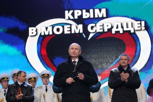 Не исключено также, что Запад вообще не намерен чрезмерно давить на Россию реальными экономическими санкциями.