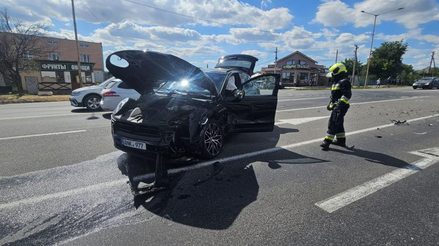 В Сынжерейском районе столкнулись Porsche и Nissan: есть пострадавшие.