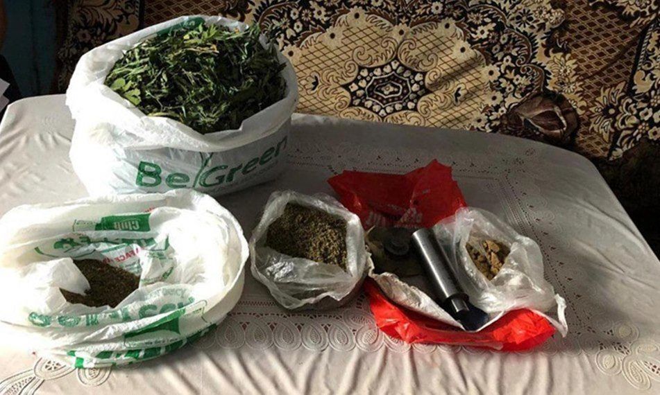Правоохранители задержали подозреваемых в сбыте марихуаны и гашиша.