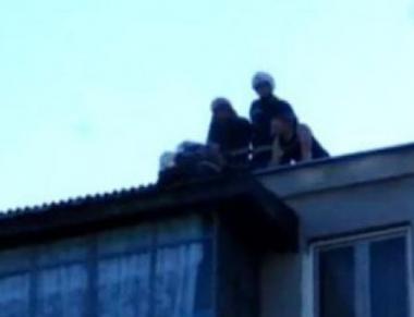  Un bărbat de 30 de ani a urcat pe acoperişul unei anexe auxiliare, pentru a curăţa zăpada