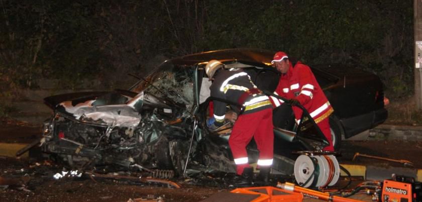 Trei persoane au decedat iar altele trei, dintre care un minor, s-au ales cu traumatisme severe într-un grav accident rutier. Foto: adevarul.ro