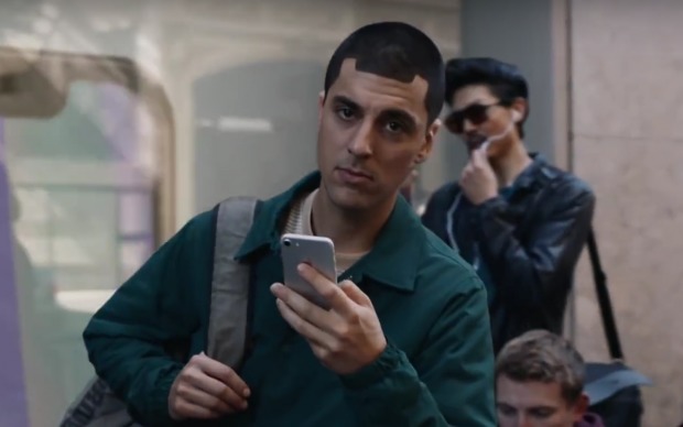 Lovitură pentru Apple: Cum ironizează Samsung lansarea iPhone X