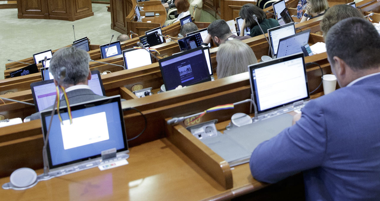 Заседание парламента началось с голосования поднятием руки.