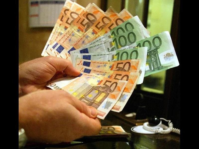 Moneda unică europeană a depăşit pragul psihologic de 21 de lei, la cursul oficial.