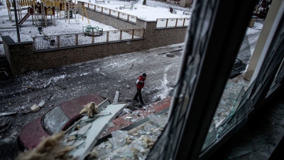 Alertă la Doneţk. Cel puţin nouă oameni au murit în această dimineaţă după ce un proiectil a nimerit într-o staţie de troleibuz.