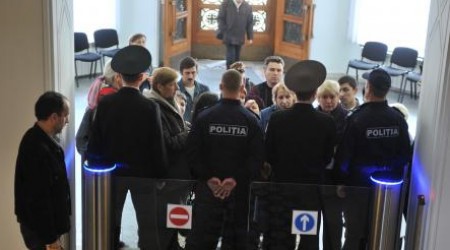 Киртоакэ не стал препираться, закрыл заседание и в спешном порядке удалился. Фото: Константин Григорицэ