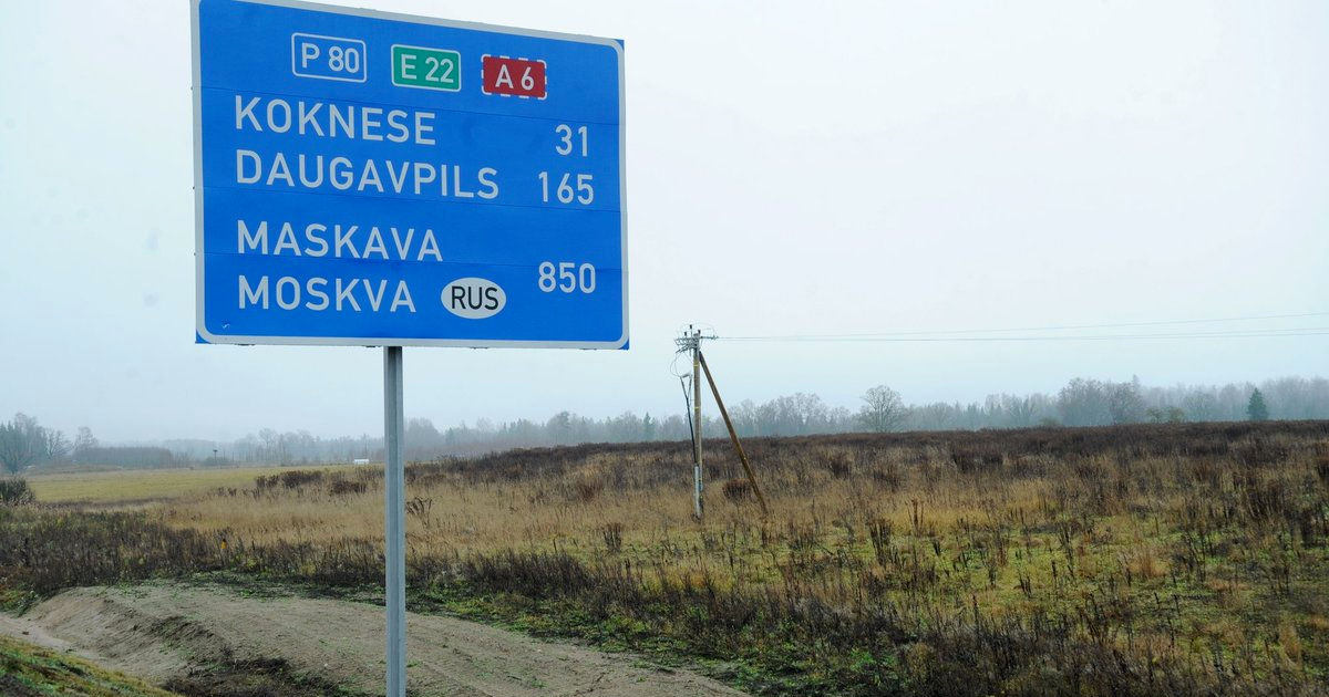 В Латвии планируют убрать с дорожных знаков названия городов России и Беларуси.