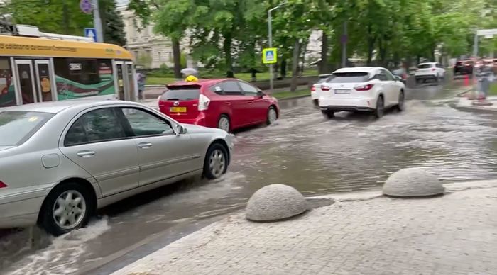 Столичная улица Бодони превратилась в реку.