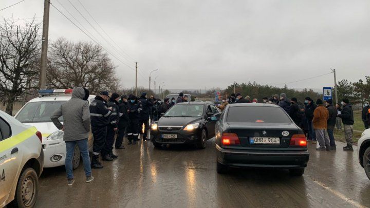 Несколько десятков жителей Лэпушна перекрыли трассу.