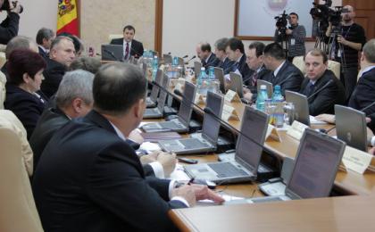 Вотум недоверия молдавскому правительству, который рассмотрит сегодня парламент, стал главной темой отечественных изданий и блогеров. Фото: puls.md 