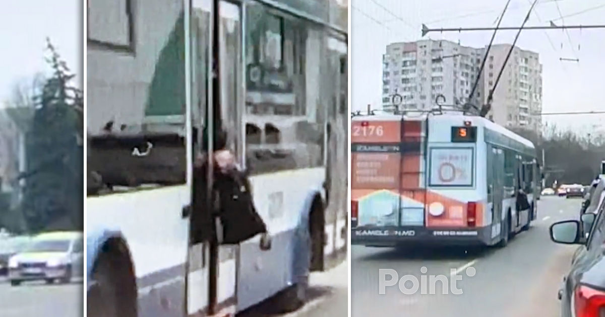 Momentul în care un pasager a călătorit cu troleibuzul în Capitală cu rucsacul afară.