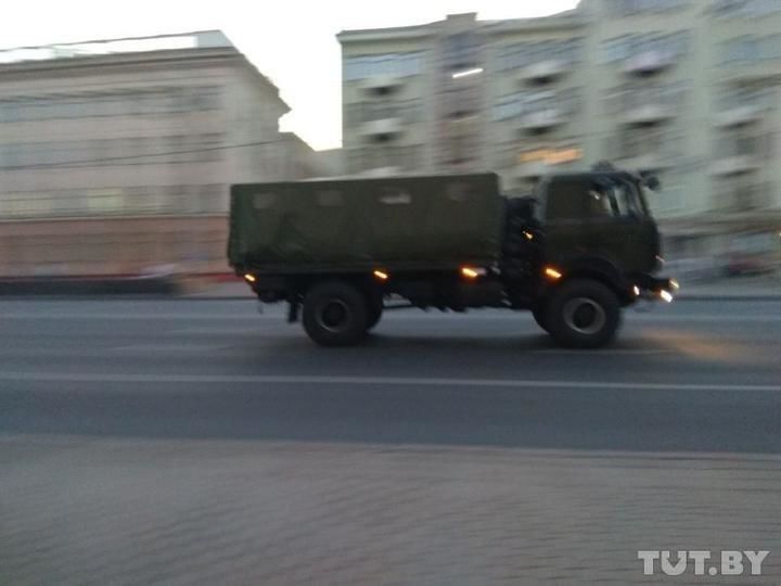 Cотрудники правоохранительных органов начали задерживать людей.