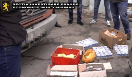 Подозреваемые работали грузчиками и водителями в учреждении, распределявшем продукты питания школьным столовым.