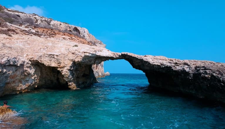 În Malta s-a prăbușit o parte din celebra arcadă stâncoasă. Un turist a murit.