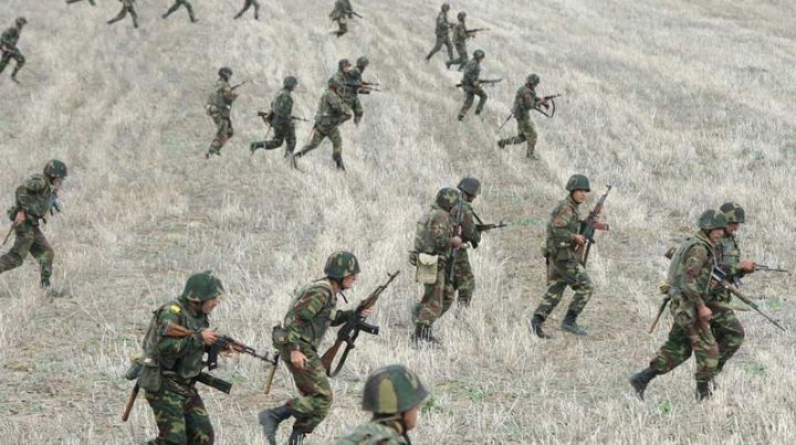 Aproximativ 20 de soldaţi armeni au murit în urma unor ciocniri violente cu forţele armate azere. Informaţia a fost confirmată de către ministerul Apărării al Azerbaidjanului.