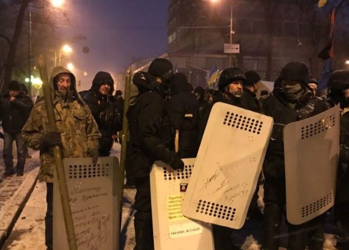 Митингующие принесли кирпичи и автомобильные покрышки, из которых соорудили несколько баррикад.