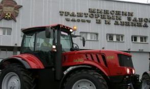 Uzina deja a livrat dealerului de la Chişinău 20 de tractoare, care urmează a fi expuse la expoziţia Moldagroteh.