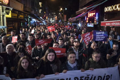 Протестующие шли к зданию Высшего избирательного совета с лозунгом  «Мы плечом к плечу против фашизма», «"Нет" победил». 
