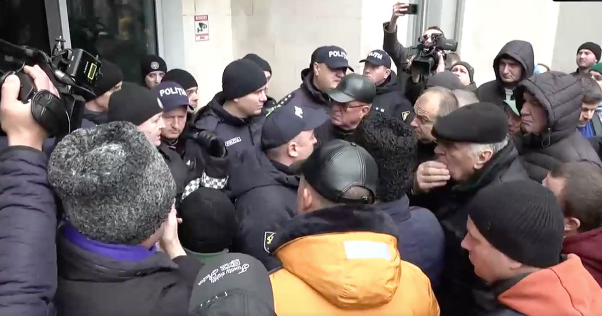 Протестующие фермеры попытались попасть в правительство.