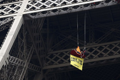 Акция на Эйфелевой башне. Фото: Thomas Samson / AFP