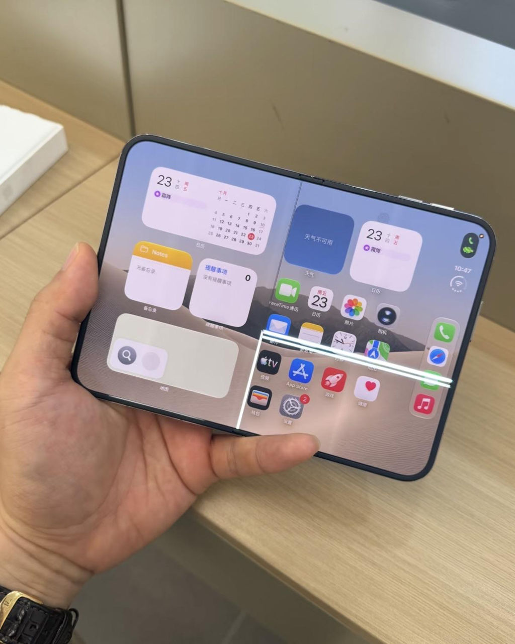 Пользователи жалуются, что новые складные iPhone трескаются в первый день.