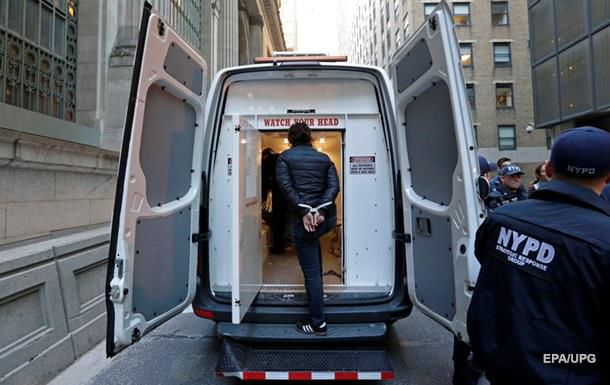 Aproape 700 de poliţişti şi agenţi FBI au descins înainte de răsăritul soarelui la numeroase adrese din Bronx.