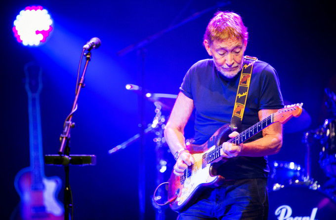 Cântăreţul britanic Chris Rea s-a prăbuşit pe scenă în timpul unui concert.