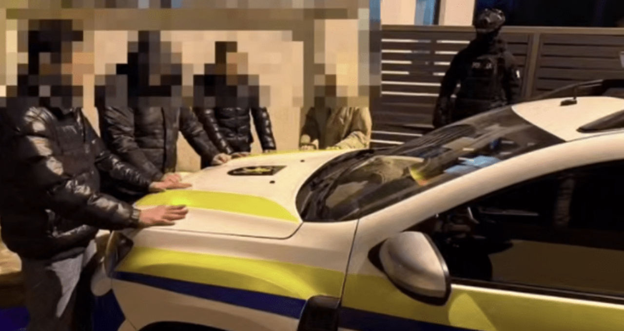 В столичном секторе Ботаника "накрыли" наркопритон: там находились 18 человек.