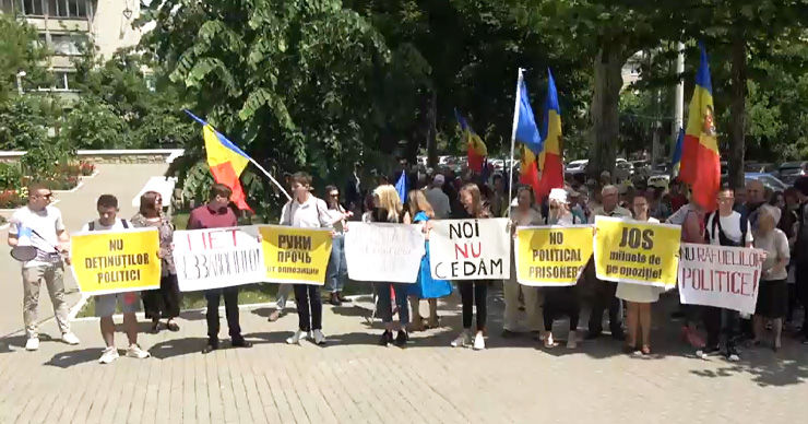 У здания АП, где рассматривают изменение меры пресечения для Додона, проходит протест.