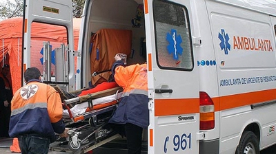 Doi tineri au ars de vii, după ce automobilul în care se aflau a luat foc, în urma impactului cu un copac, treansmite InfoPrimNeo.