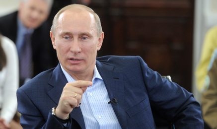 Путин снял кольцо во время антракта.
