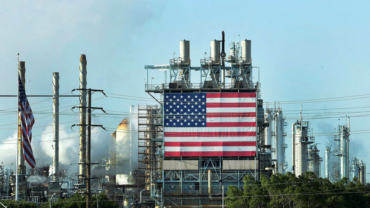 Запасы нефти в США за неделю снизились почти на 6 млн баррелей.