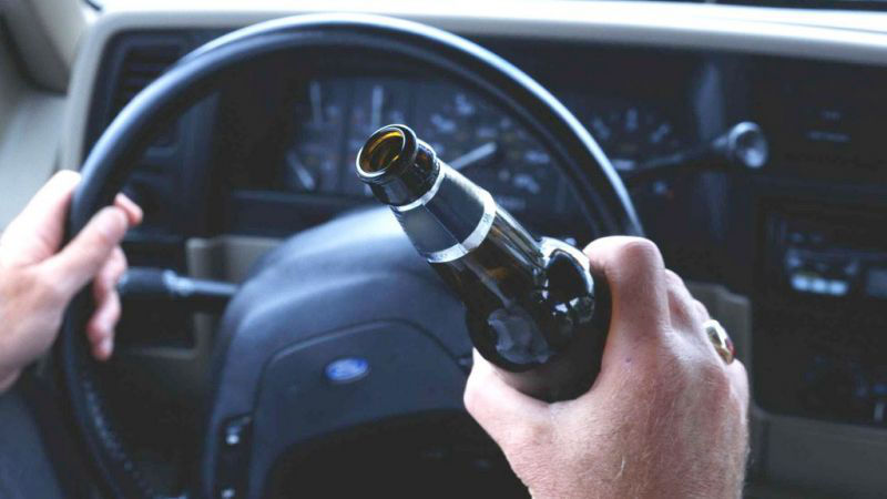 В Бендерах нетрезвый водитель въехал в ворота жилого дома.