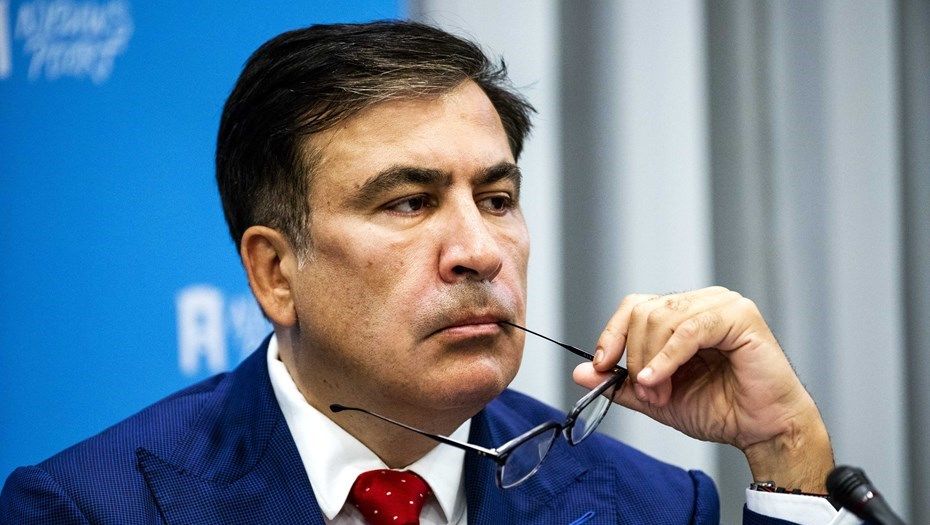 Саакашвили раскритиковал Порошенко за солдатские туалеты в Донбассе.