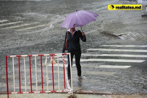 Pentru acest sfârșit de săptămână, meteorologii de asemenea prevăd ploi, iar maximele vor coborî până la +17°C.