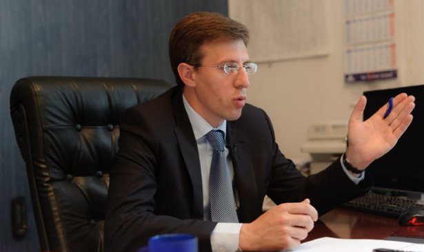 Al doilea funcționar va fi Dumitru Stoicev, specialist de la Direcția locativ-comunală care a fost implicat anterior în eliberarea frauduloasă a unor acte.
